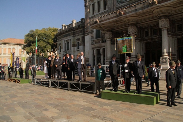 Alpini a Salsomaggiore: Il podio con le autorità cche accolgono gli alpini in sfilata